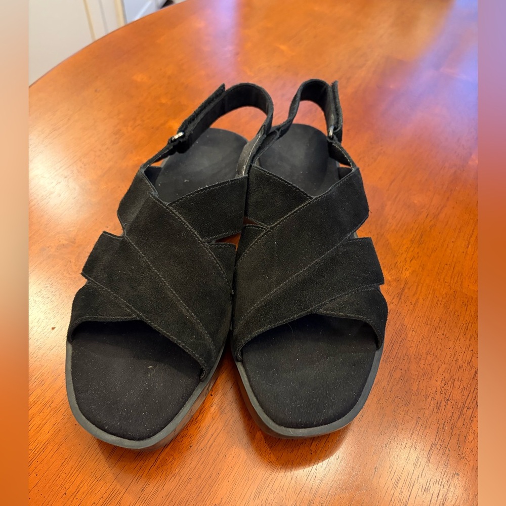 MUNRO BLACK SUEDE SANDALS SIZE 9. PT